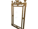 une image d'un miroir encadré d'or sur un fond blanc