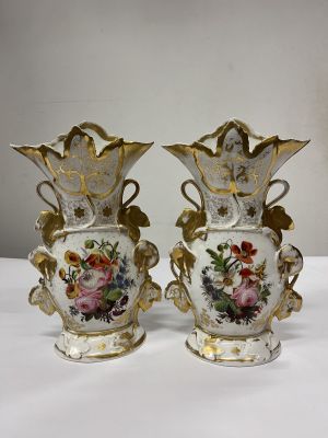 deux vases peints avec des fleurs