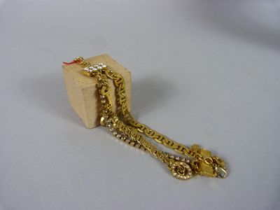 une petite boîte en bois à laquelle est attachée une chaîne