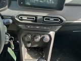 l'intérieur d'une voiture avec un volant, un tableau de bord et les commandes du tableau de bord