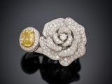 une bague en forme de rose sertie d'un saphir jaune et de diamants