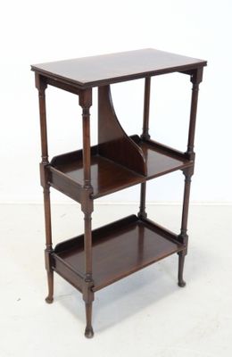 une photo d'une étagère en bois comportant deux tablettes