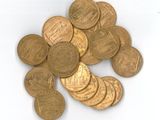 une pile de pièces d'or sur une surface blanche