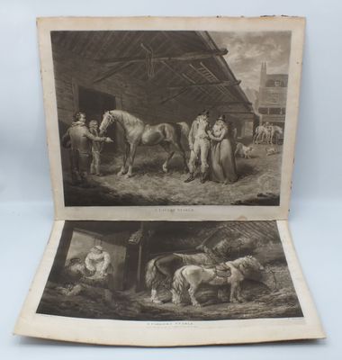 un vieux livre contenant deux illustrations représentant des hommes et des chevaux dans une grange