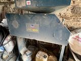 une machine qui se trouve dans le coin d'une pièce