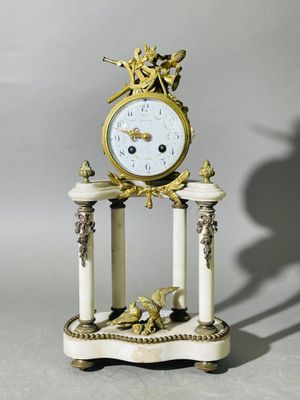 une horloge posée sur un socle