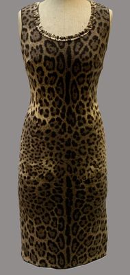 robe à imprimé léopard sur un mannequin, un mannequin, un mannequin, un mannequin, un mannequin, un mannequin, un mannequin, un mannequin, un mannequin