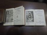 deux livres ouverts sur une table en bois