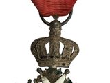 l'image d'une médaille surmontée d'une couronne