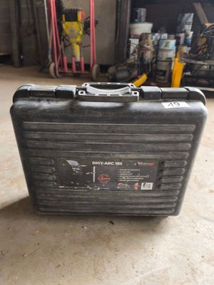 une valise noire posée par terre dans un garage