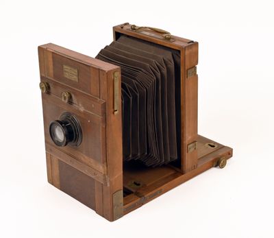 un vieil appareil photo posé sur un support