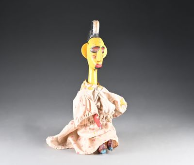 une figurine représentant une femme coiffée d'un chapeau