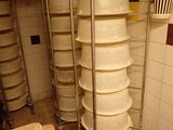 une grande pile d'assiettes blanches posée sur un égouttoir dans une cuisine