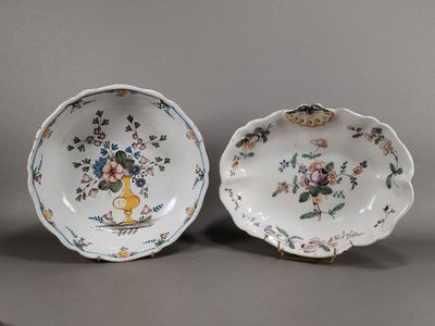 deux assiettes à motifs floraux posées sur une table