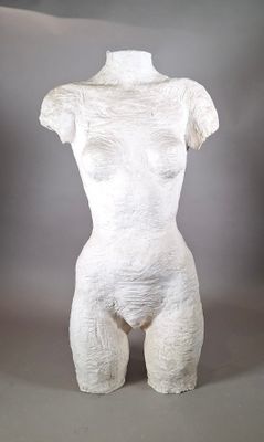 sculpture représentant un torse féminin sur un mannequin, sur fond gris