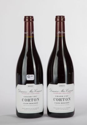 deux bouteilles de vin rouge posées l'une à côté de l'autre sur une table