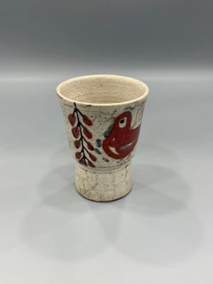 un gros plan d'une tasse posée sur une table, sur fond blanc