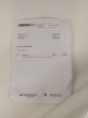 une feuille de papier posée sur une table