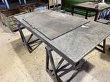 une table placée au milieu d'une pièce