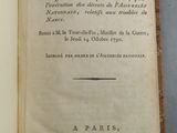 un livre ouvert sur une table, sur laquelle se trouve une photo