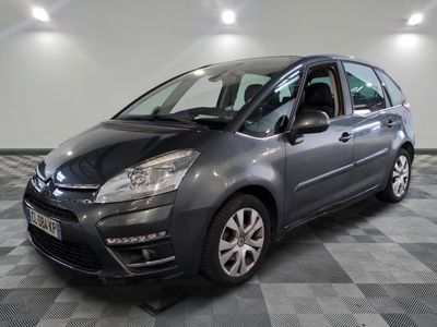 la citrole grise est garée sur un carrelage en damier
