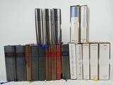 plusieurs livres sont empilés sur une table