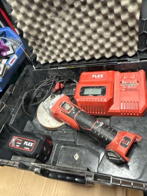 un outil dans une boîte contenant d'autres outils