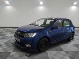 une photo d'un pick-up bleu garé dans un garage