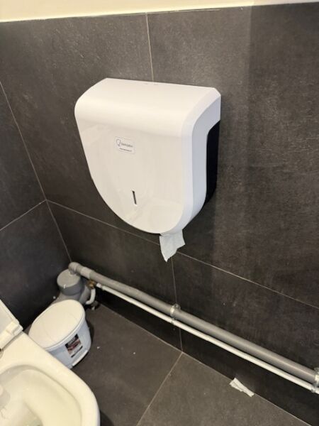 1 distributeur de papier toilette DEMADIS + 1 sécheur de mains JVD + 1 distributeur de savon DEMADIS REF. 14 VENTE SU...
