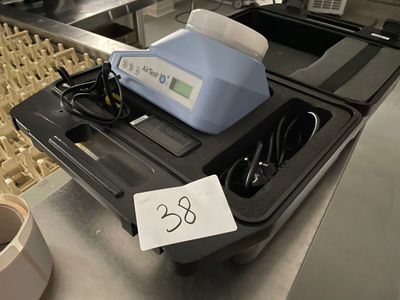 une photo d'une machine sur laquelle est apposée une étiquette de prix