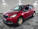 une voiture rouge garée sur le sol en damier d'un garage