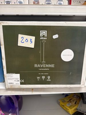 un micro-ondes posé sur une étagère dans un magasin