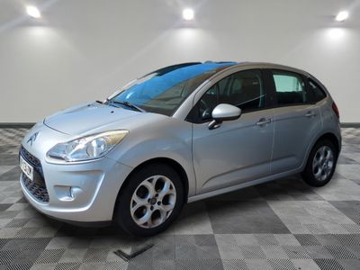 la voiture argentée est garée dans le garage sur le sol en damier