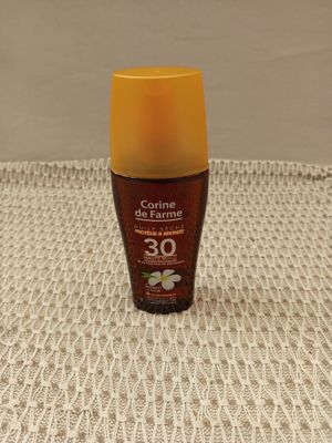un gros plan sur un flacon de crème solaire en spray posé sur une table