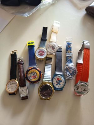 un grand nombre de montres posées sur une table