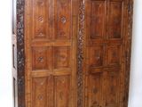 une grande armoire en bois dotée de nombreux tiroirs