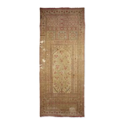 un tapis ancien à fond beige et bordure rouge