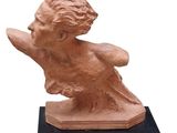 un gros plan d'une statue d'enfant posée sur un socle noir