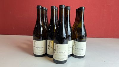 six bouteilles de vin sont alignées sur une table