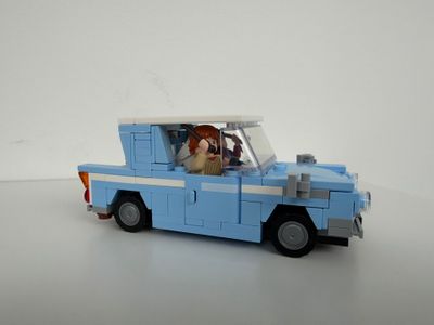 un camion miniature avec un chien à l'arrière