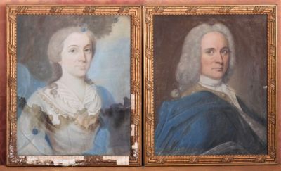 Deux tableaux représentant un homme et une femme sont présentés dans un cadre doré.