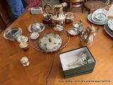 une table en bois sur laquelle sont posés des couverts et une boîte