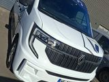 une camionnette blanche garée devant un bâtiment
