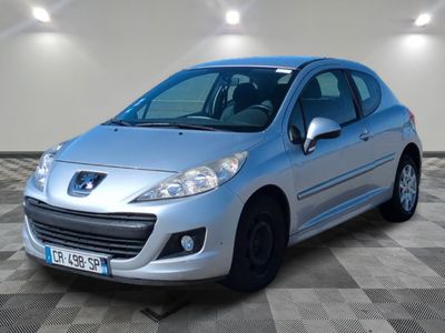 la petite voiture argentée est garée dans une grande pièce