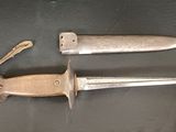 Deux couteaux sont posés sur une table, avec un couteau entre les deux.
