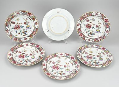 un service de six assiettes en porcelaine ornées de motifs floraux et d'une bordure dorée