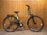 un vélo garé devant un mur en bois