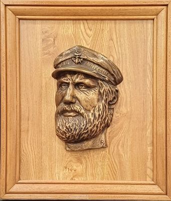plaque en bois représentant un homme barbu coiffé d'un chapeau