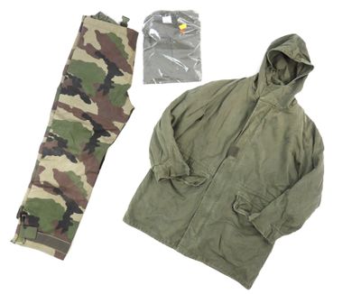 Ensemble d'un pantalon camouflé, d'une parka molletonné et d…
