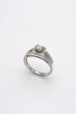gros plan d'une bague en diamant sur fond blanc